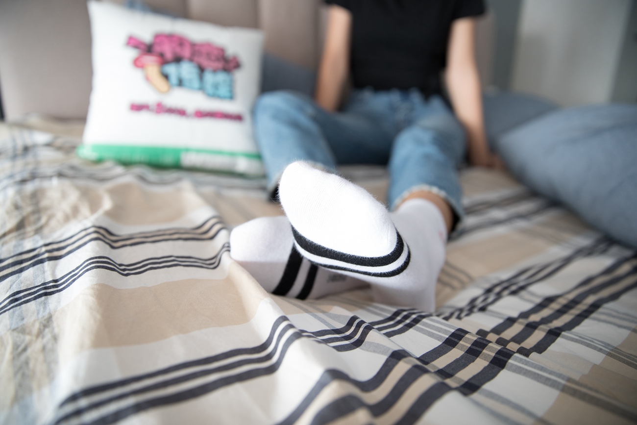 图片[27]-勿恋传媒 No.132 Elise-床边的白色板鞋搭配白色棉袜与灰色棉袜 [147P] – 速更版-美库