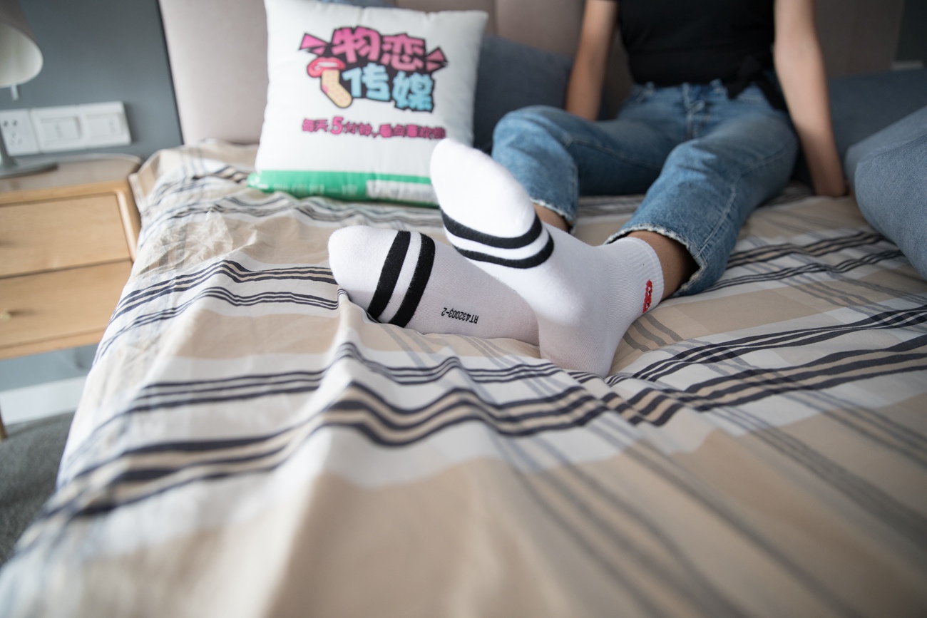 图片[28]-勿恋传媒 No.132 Elise-床边的白色板鞋搭配白色棉袜与灰色棉袜 [147P] – 速更版-美库