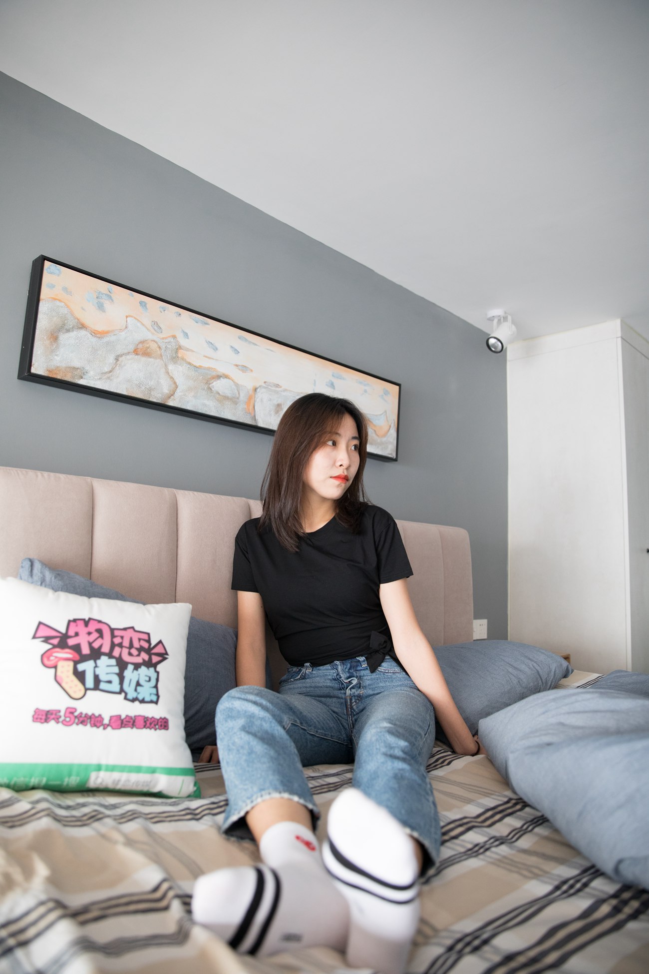 图片[30]-勿恋传媒 No.132 Elise-床边的白色板鞋搭配白色棉袜与灰色棉袜 [147P] – 速更版-美库