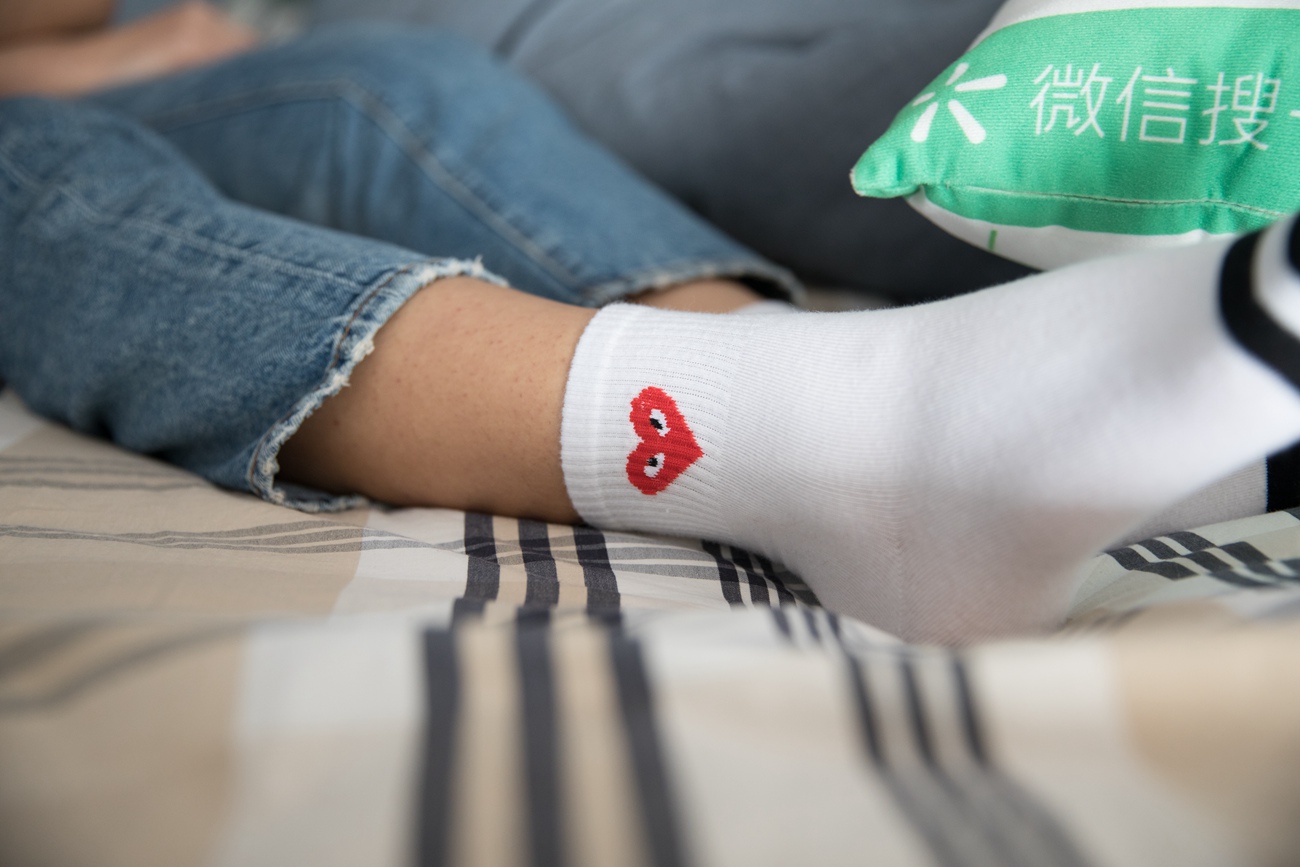 图片[33]-勿恋传媒 No.132 Elise-床边的白色板鞋搭配白色棉袜与灰色棉袜 [147P] – 速更版-美库