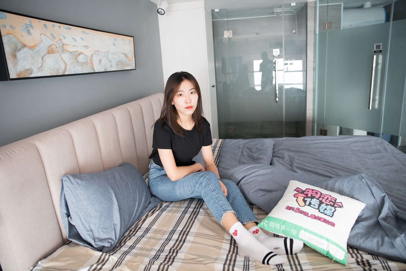 图片[36]-勿恋传媒 No.132 Elise-床边的白色板鞋搭配白色棉袜与灰色棉袜 [147P] – 速更版-美库