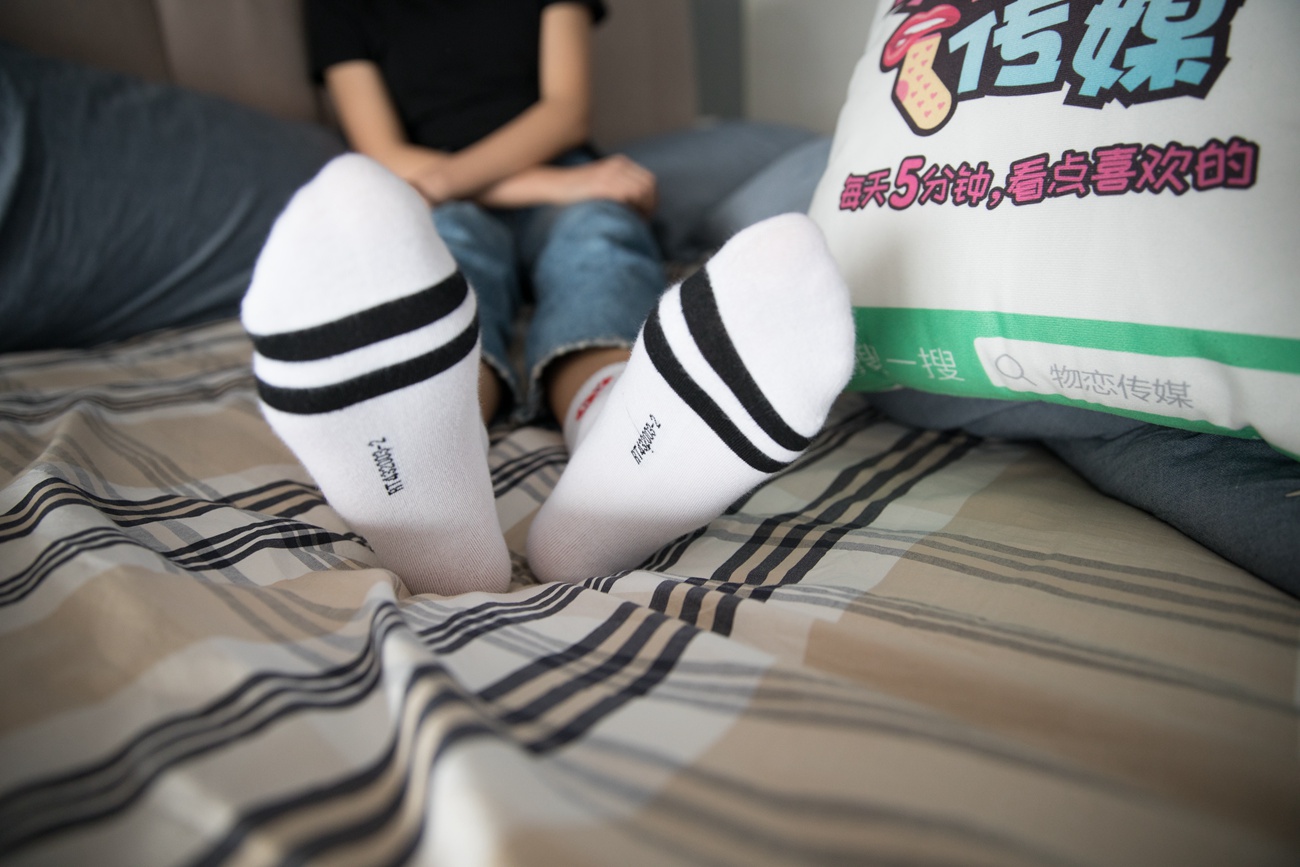 图片[39]-勿恋传媒 No.132 Elise-床边的白色板鞋搭配白色棉袜与灰色棉袜 [147P] – 速更版-美库