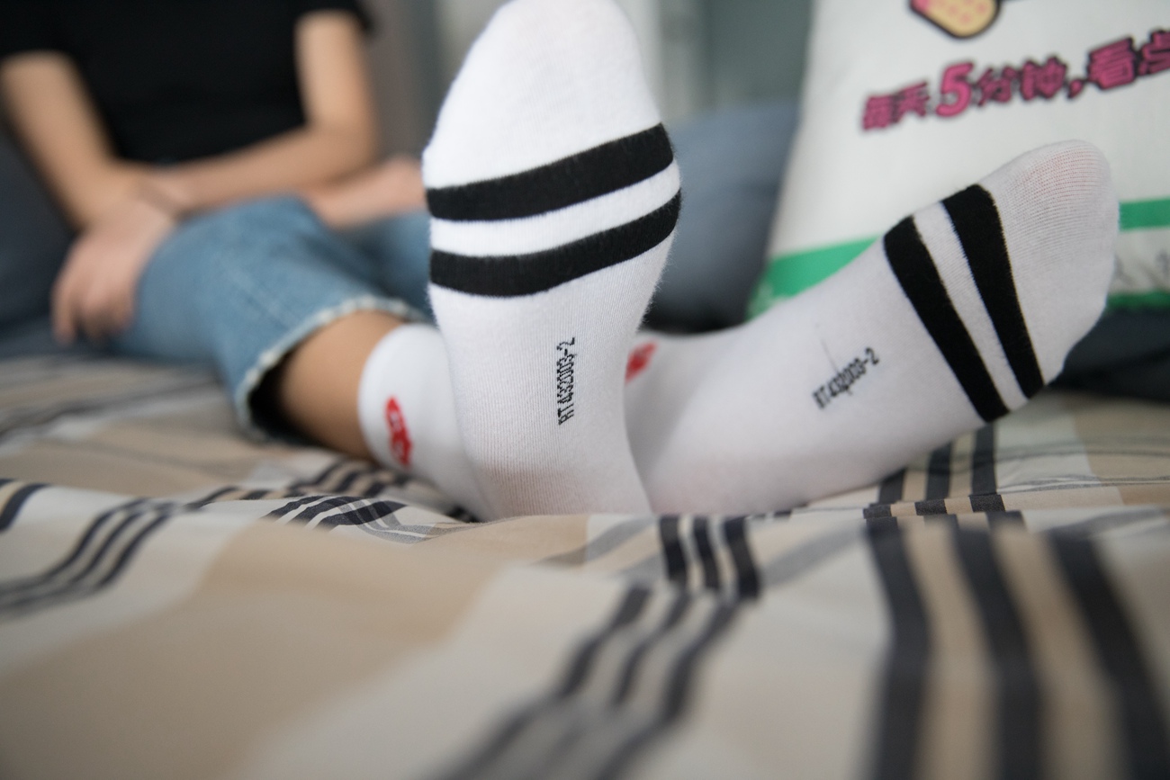 图片[40]-勿恋传媒 No.132 Elise-床边的白色板鞋搭配白色棉袜与灰色棉袜 [147P] – 速更版-美库