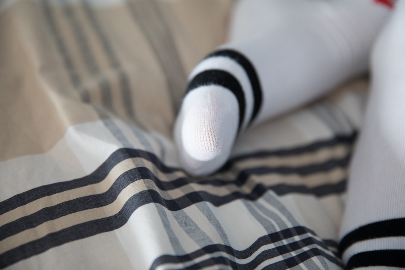 图片[56]-勿恋传媒 No.132 Elise-床边的白色板鞋搭配白色棉袜与灰色棉袜 [147P] – 速更版-美库