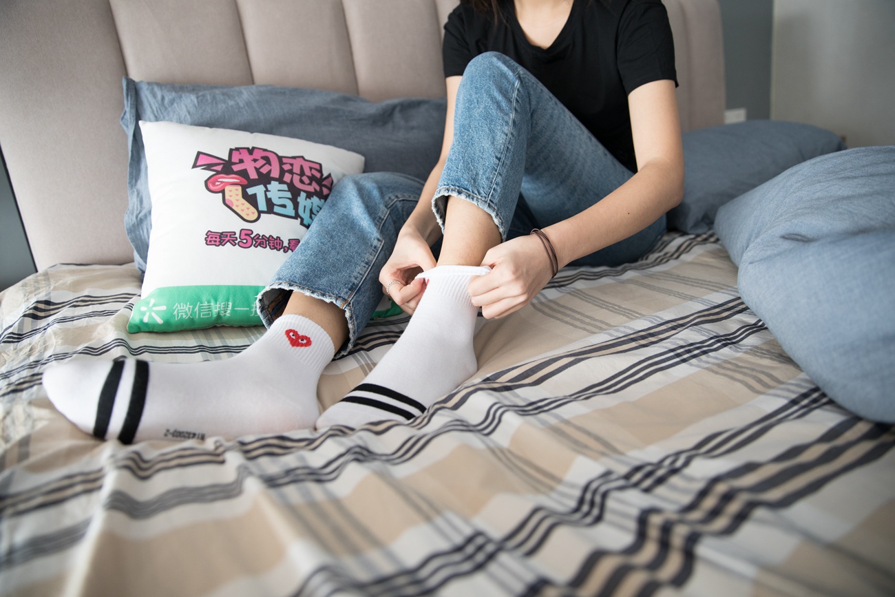 图片[62]-勿恋传媒 No.132 Elise-床边的白色板鞋搭配白色棉袜与灰色棉袜 [147P] – 速更版-美库