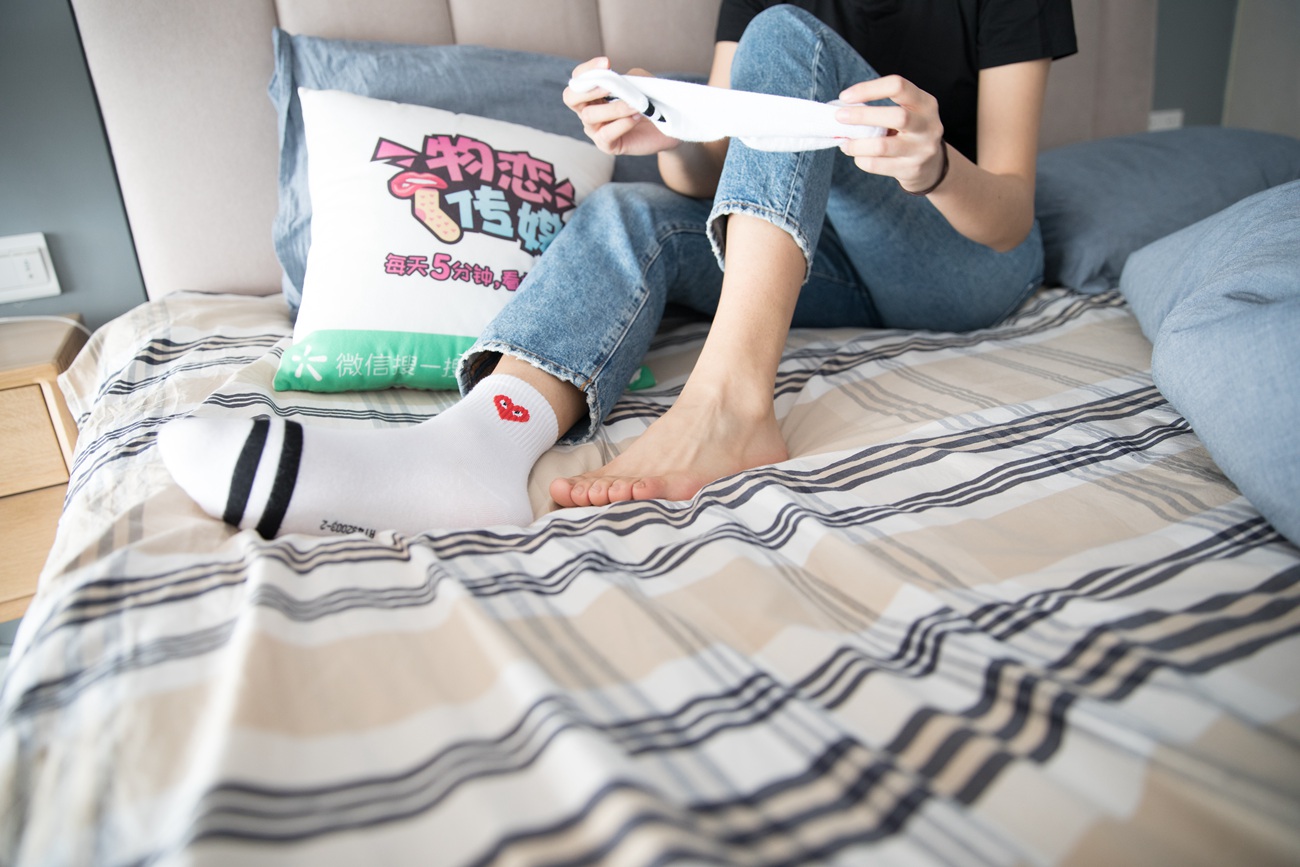 图片[68]-勿恋传媒 No.132 Elise-床边的白色板鞋搭配白色棉袜与灰色棉袜 [147P] – 速更版-美库