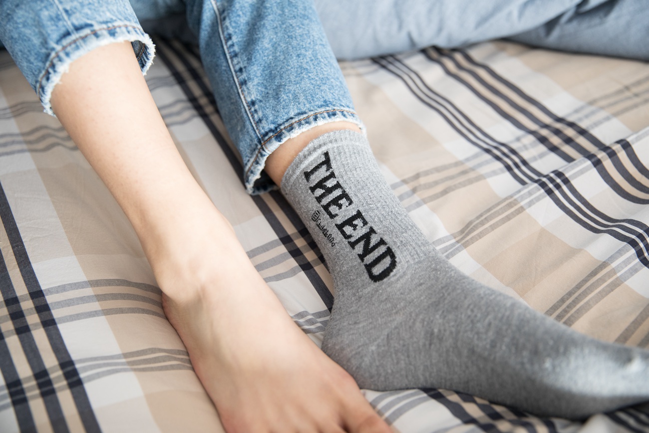 图片[123]-勿恋传媒 No.132 Elise-床边的白色板鞋搭配白色棉袜与灰色棉袜 [147P] – 速更版-美库