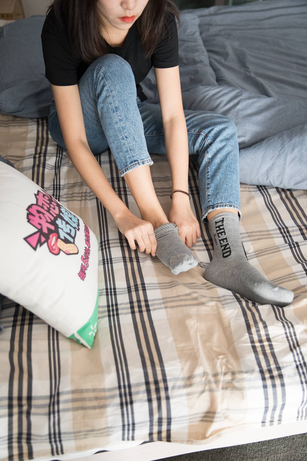 图片[126]-勿恋传媒 No.132 Elise-床边的白色板鞋搭配白色棉袜与灰色棉袜 [147P] – 速更版-美库