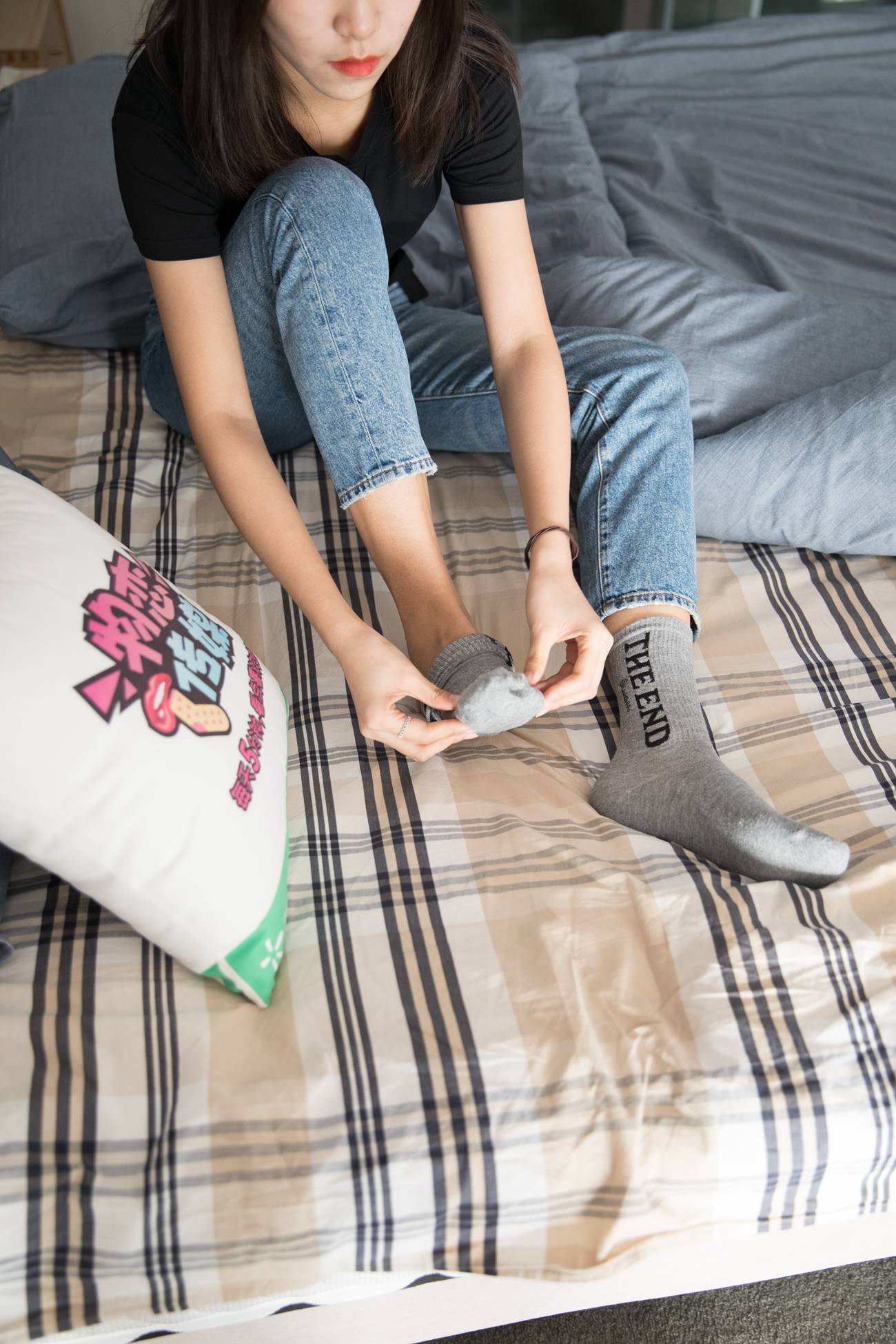 图片[127]-勿恋传媒 No.132 Elise-床边的白色板鞋搭配白色棉袜与灰色棉袜 [147P] – 速更版-美库