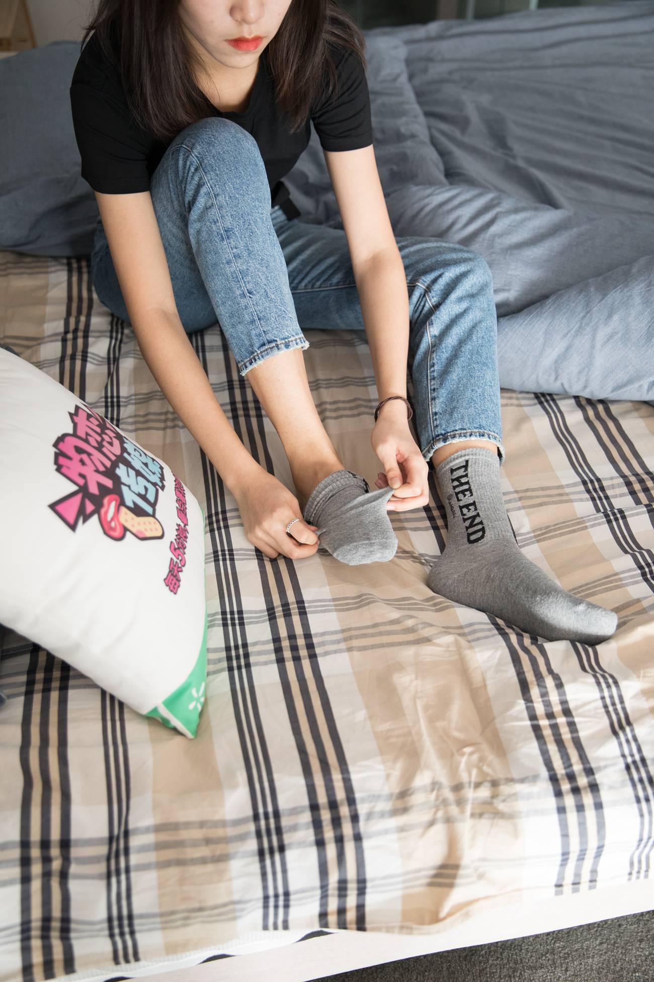 图片[128]-勿恋传媒 No.132 Elise-床边的白色板鞋搭配白色棉袜与灰色棉袜 [147P] – 速更版-美库