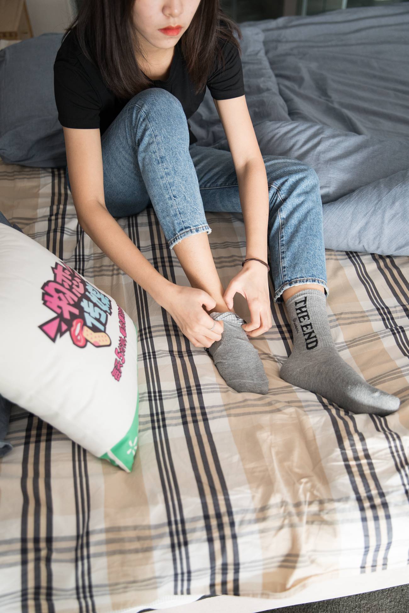 图片[129]-勿恋传媒 No.132 Elise-床边的白色板鞋搭配白色棉袜与灰色棉袜 [147P] – 速更版-美库