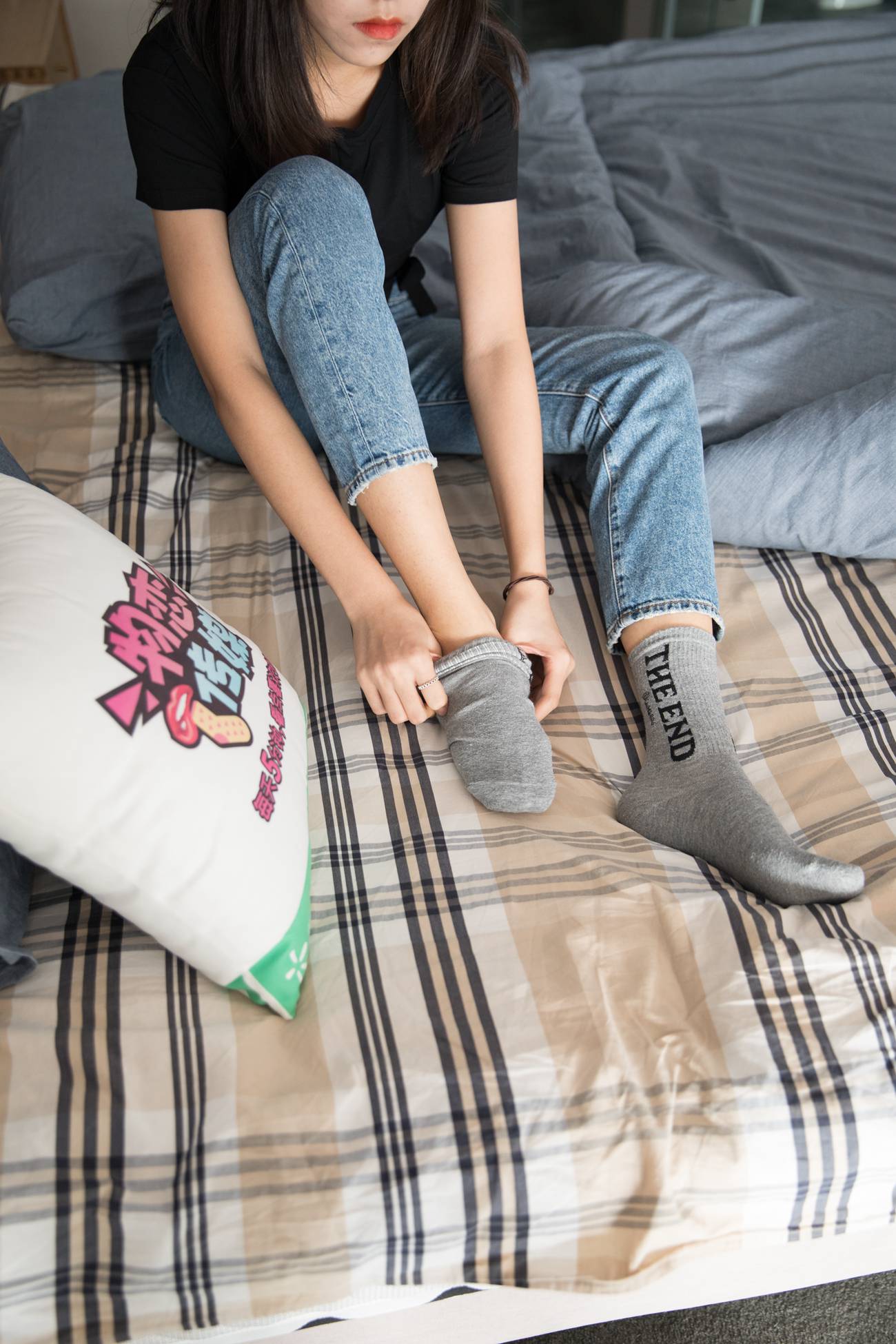 图片[130]-勿恋传媒 No.132 Elise-床边的白色板鞋搭配白色棉袜与灰色棉袜 [147P] – 速更版-美库