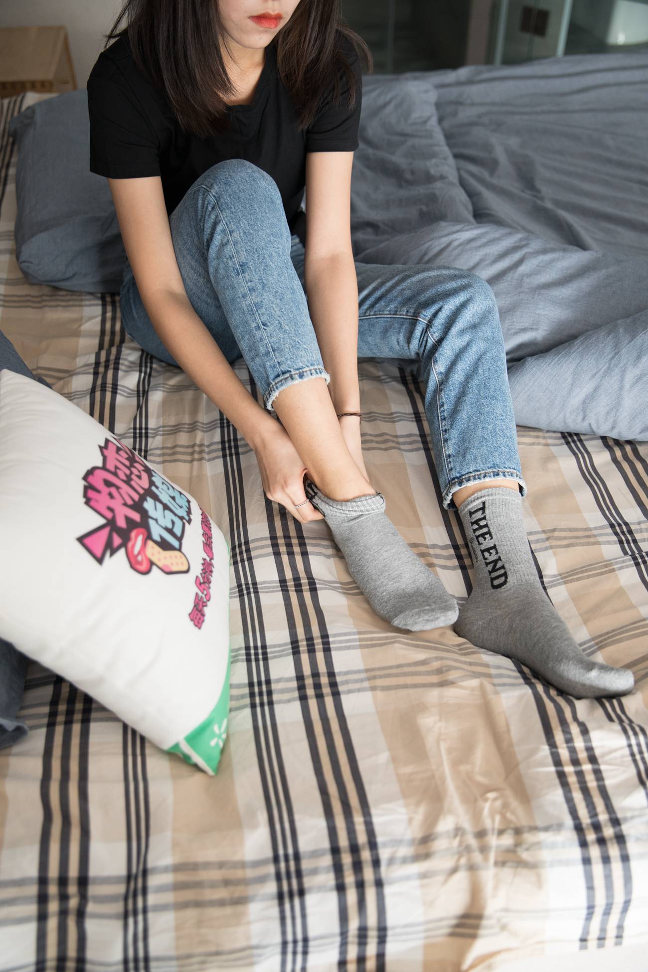 图片[131]-勿恋传媒 No.132 Elise-床边的白色板鞋搭配白色棉袜与灰色棉袜 [147P] – 速更版-美库
