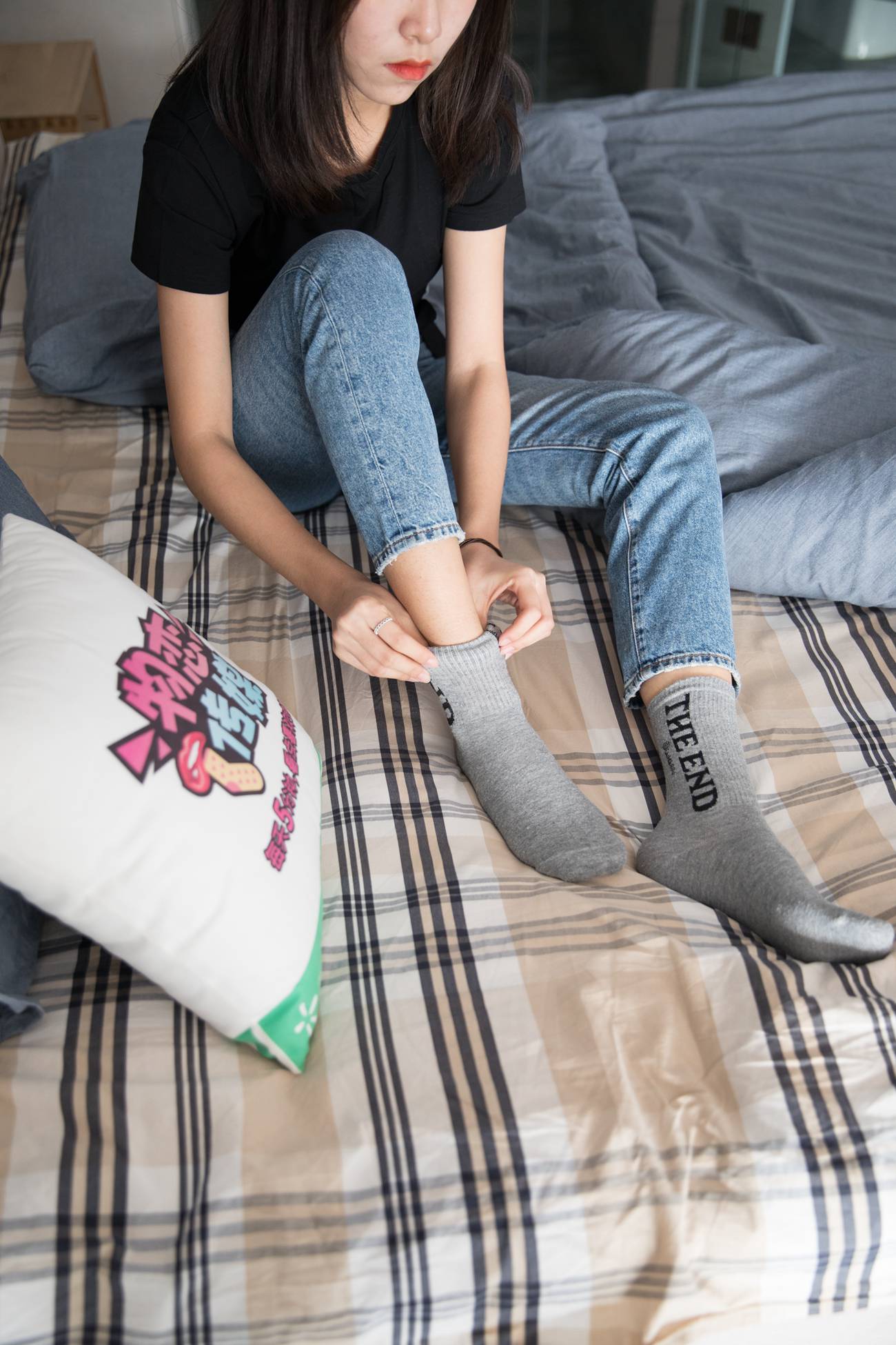 图片[132]-勿恋传媒 No.132 Elise-床边的白色板鞋搭配白色棉袜与灰色棉袜 [147P] – 速更版-美库