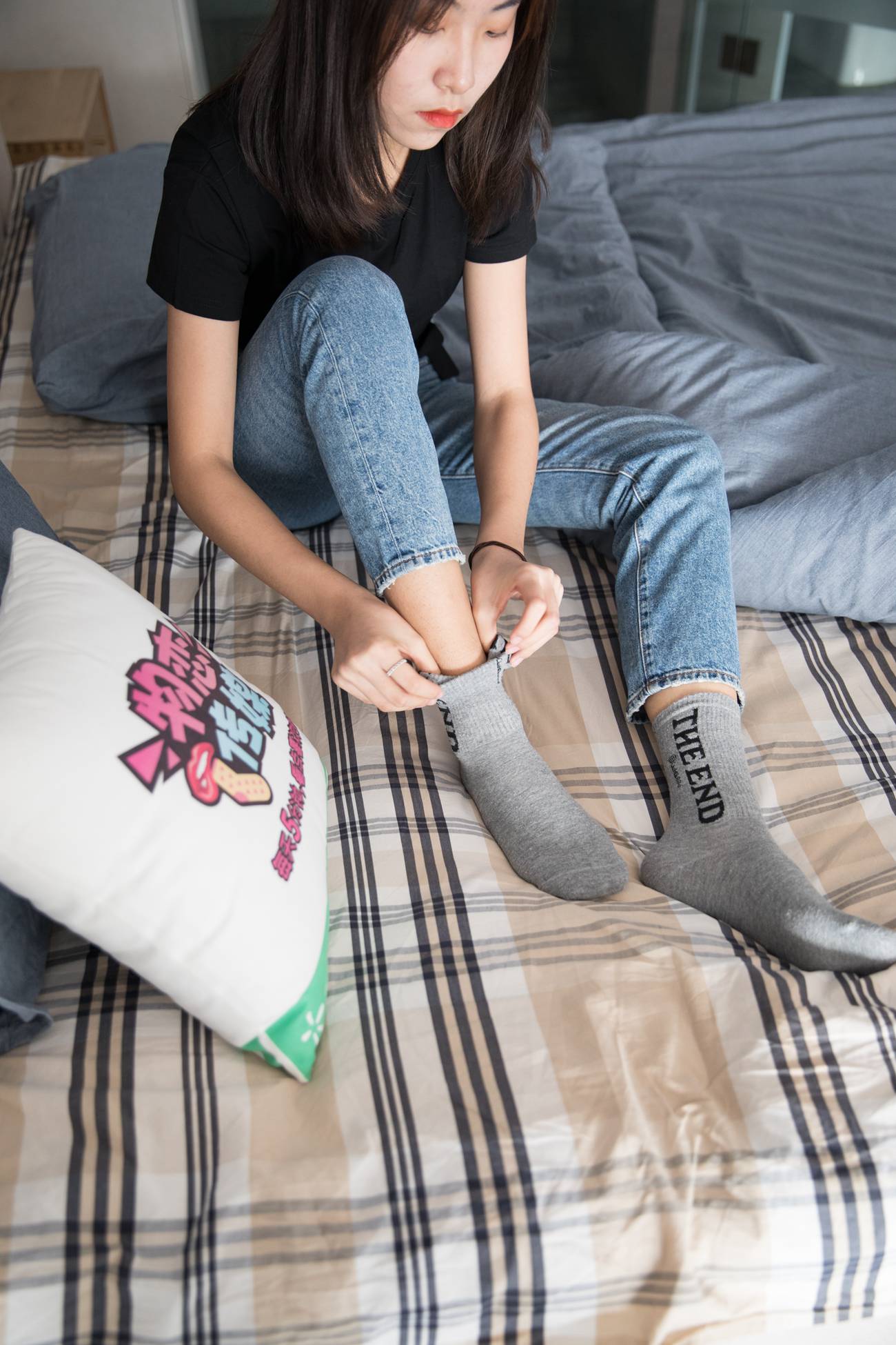 图片[133]-勿恋传媒 No.132 Elise-床边的白色板鞋搭配白色棉袜与灰色棉袜 [147P] – 速更版-美库