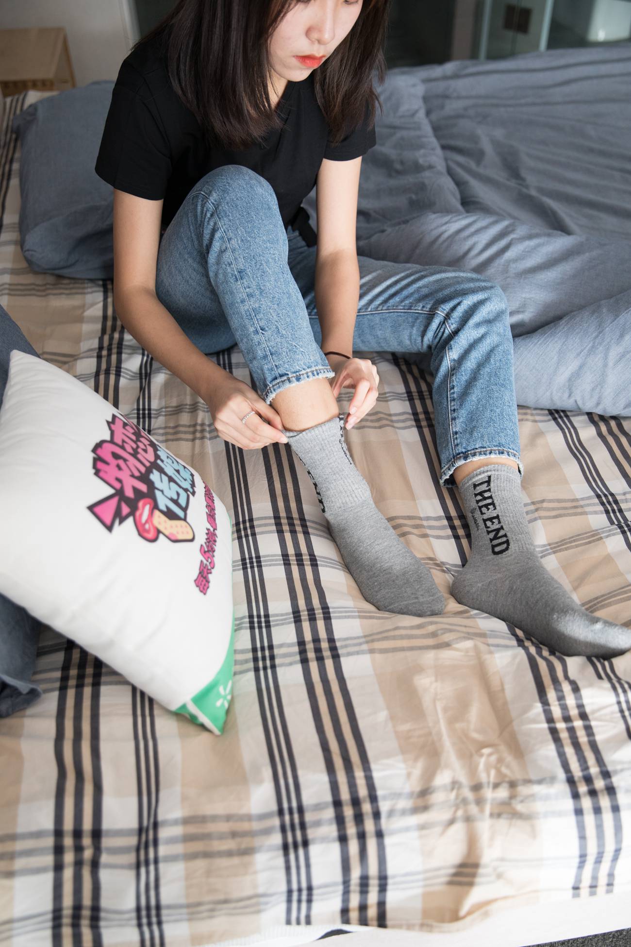 图片[134]-勿恋传媒 No.132 Elise-床边的白色板鞋搭配白色棉袜与灰色棉袜 [147P] – 速更版-美库