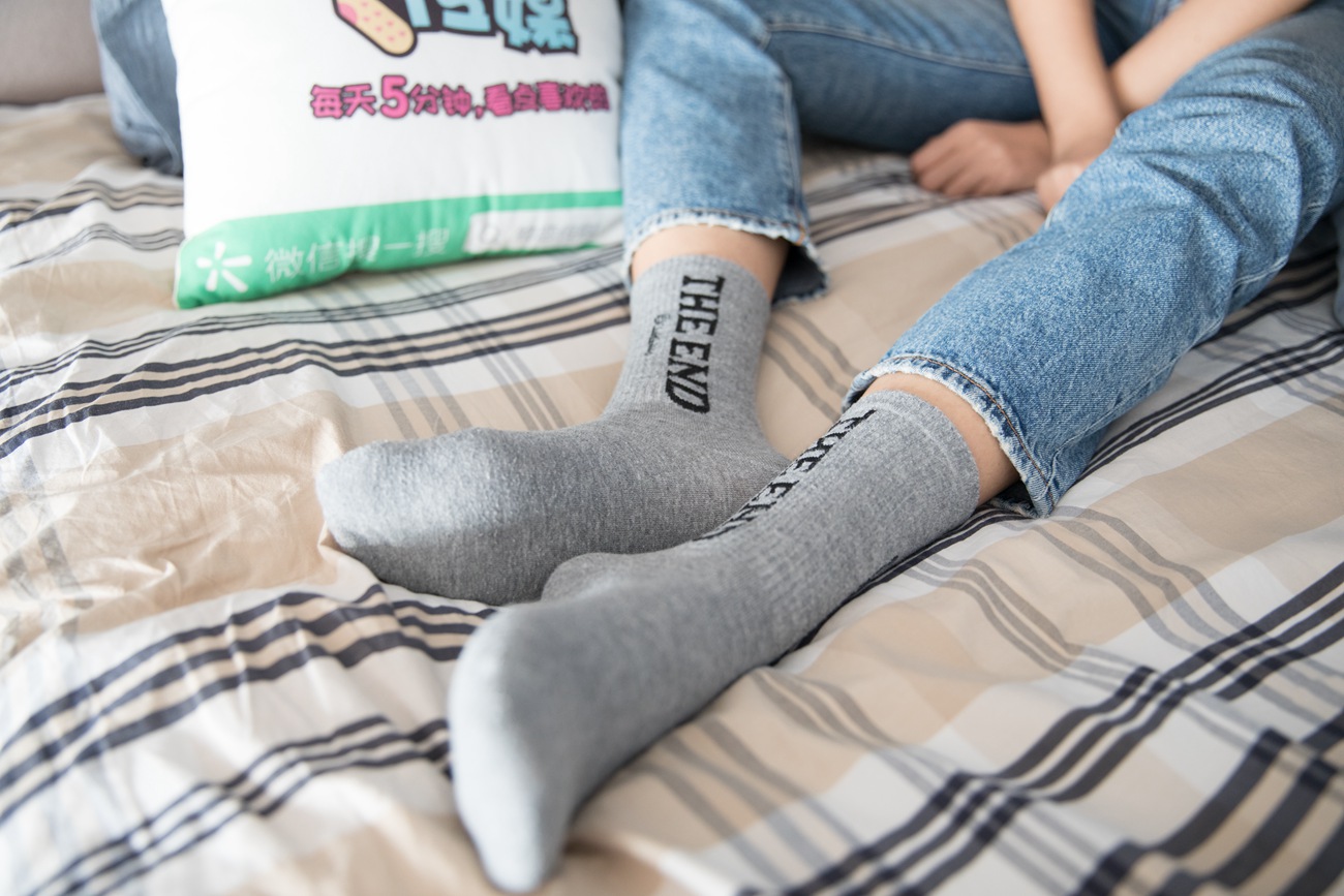 图片[135]-勿恋传媒 No.132 Elise-床边的白色板鞋搭配白色棉袜与灰色棉袜 [147P] – 速更版-美库