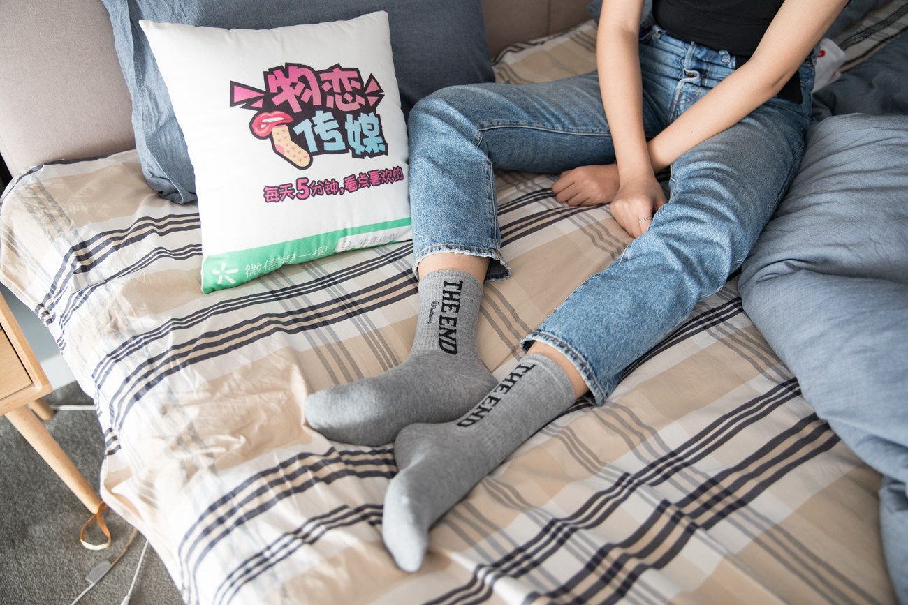 图片[136]-勿恋传媒 No.132 Elise-床边的白色板鞋搭配白色棉袜与灰色棉袜 [147P] – 速更版-美库