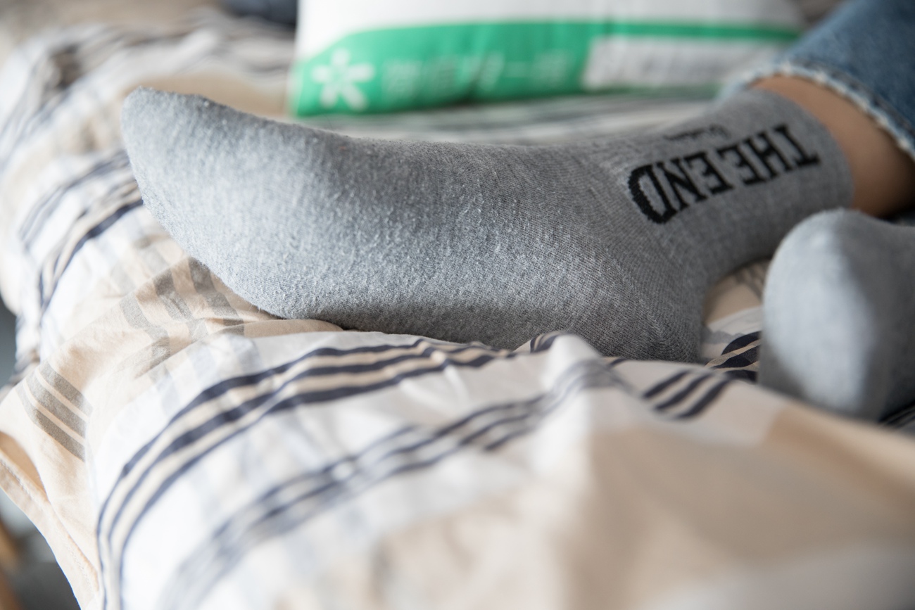 图片[138]-勿恋传媒 No.132 Elise-床边的白色板鞋搭配白色棉袜与灰色棉袜 [147P] – 速更版-美库