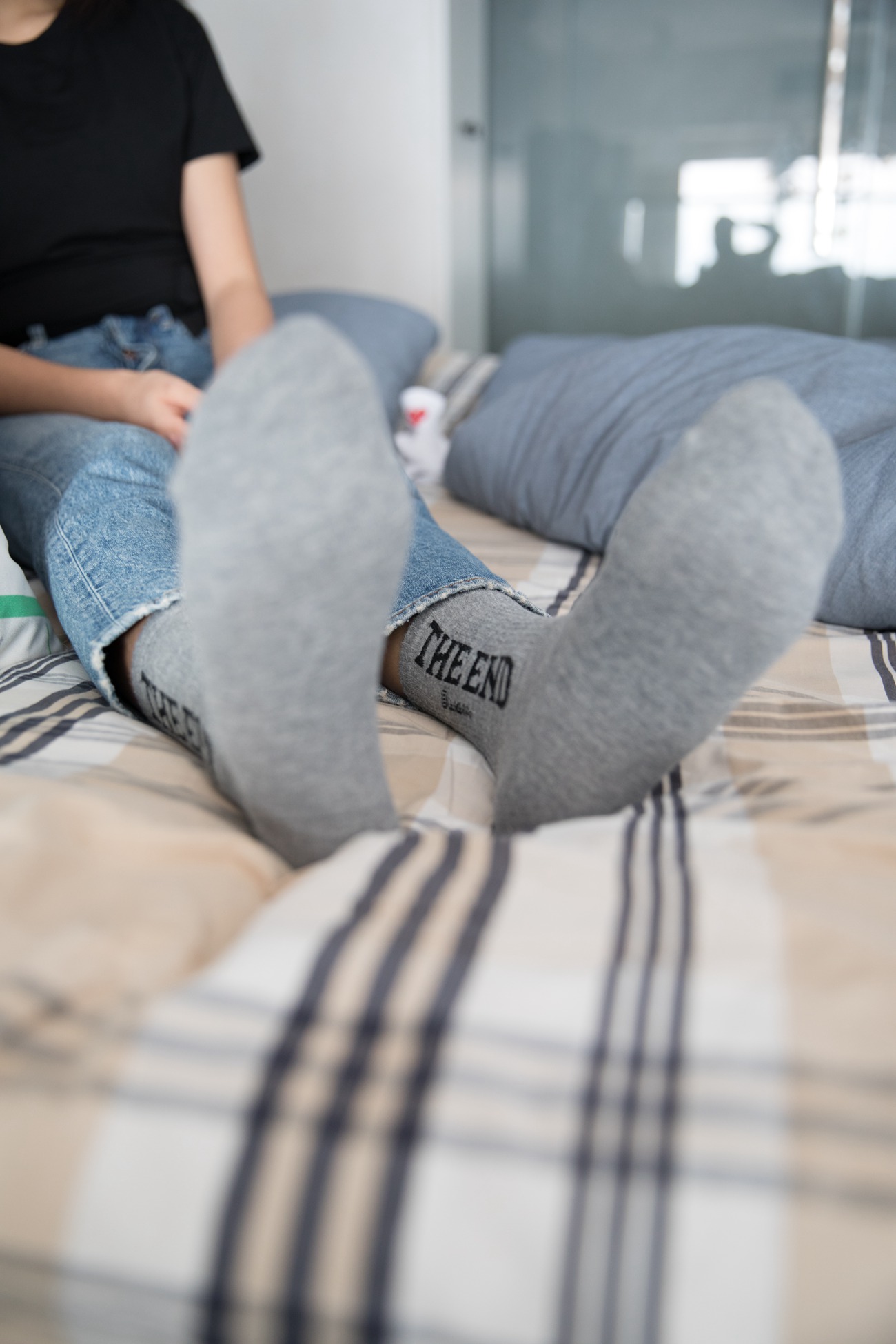 图片[142]-勿恋传媒 No.132 Elise-床边的白色板鞋搭配白色棉袜与灰色棉袜 [147P] – 速更版-美库