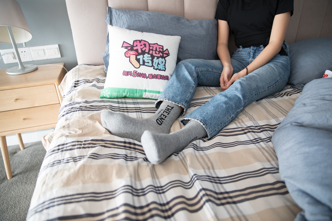 图片[146]-勿恋传媒 No.132 Elise-床边的白色板鞋搭配白色棉袜与灰色棉袜 [147P] – 速更版-美库