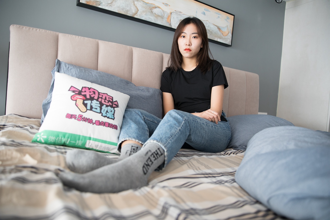 图片[147]-勿恋传媒 No.132 Elise-床边的白色板鞋搭配白色棉袜与灰色棉袜 [147P] – 速更版-美库