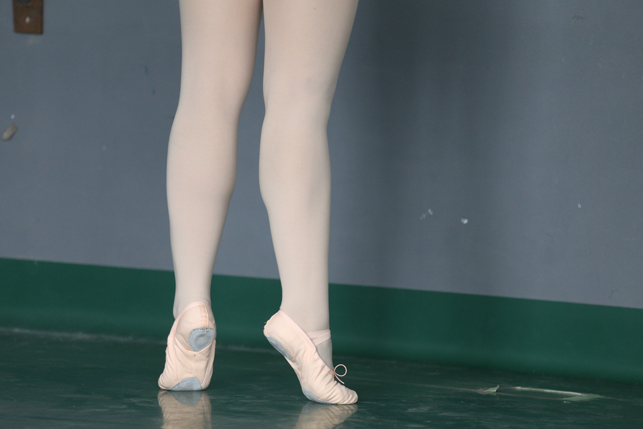 图片[28]-大西瓜爱牙膏-早期作品-W019 舞蹈家9-双红衣少女 [590P] – 速更版-美库