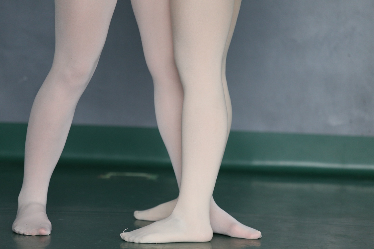 图片[283]-大西瓜爱牙膏-早期作品-W019 舞蹈家9-双红衣少女 [590P] – 速更版-美库