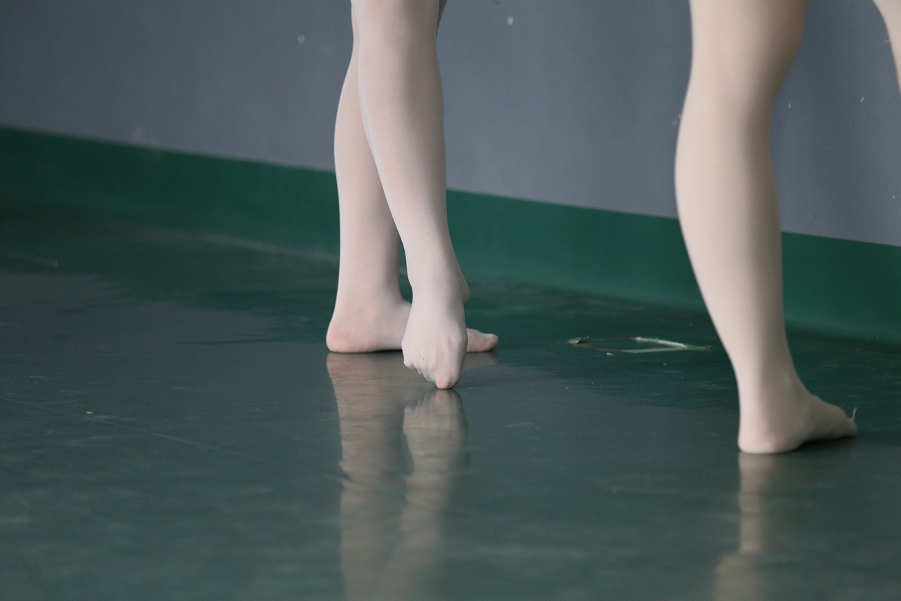 图片[337]-大西瓜爱牙膏-早期作品-W019 舞蹈家9-双红衣少女 [590P] – 速更版-美库