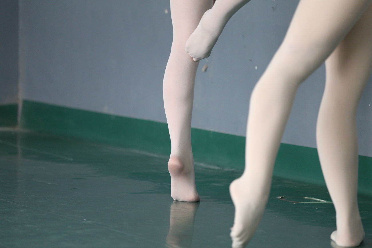 图片[342]-大西瓜爱牙膏-早期作品-W019 舞蹈家9-双红衣少女 [590P] – 速更版-美库