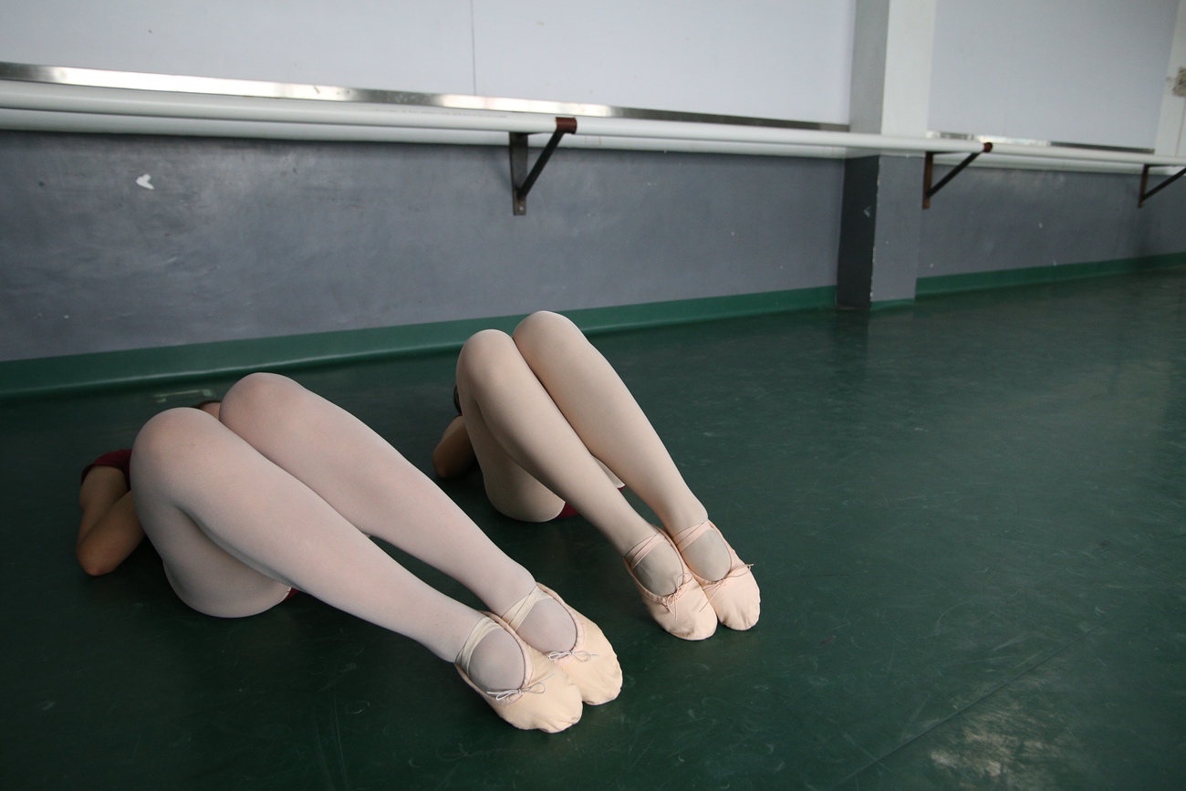 图片[413]-大西瓜爱牙膏-早期作品-W019 舞蹈家9-双红衣少女 [590P] – 速更版-美库