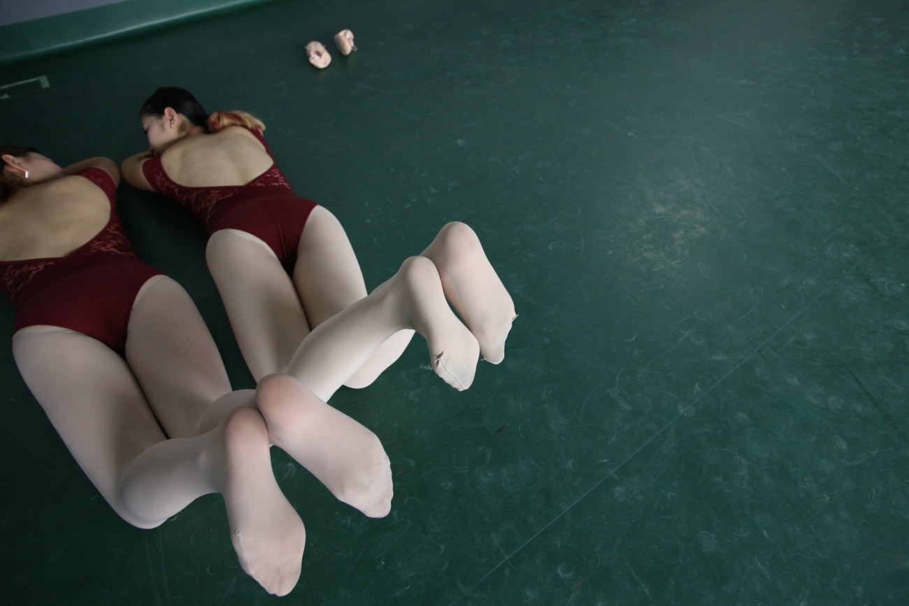 图片[502]-大西瓜爱牙膏-早期作品-W019 舞蹈家9-双红衣少女 [590P] – 速更版-美库