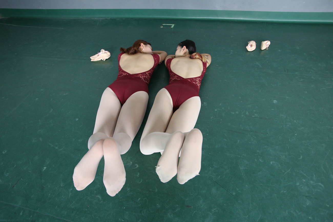 图片[503]-大西瓜爱牙膏-早期作品-W019 舞蹈家9-双红衣少女 [590P] – 速更版-美库