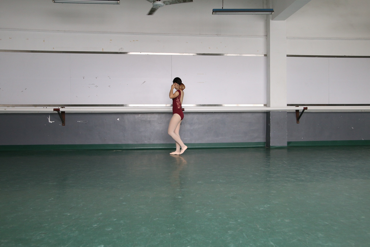 图片[591]-大西瓜爱牙膏-早期作品-W019 舞蹈家9-双红衣少女 [590P] – 速更版-美库