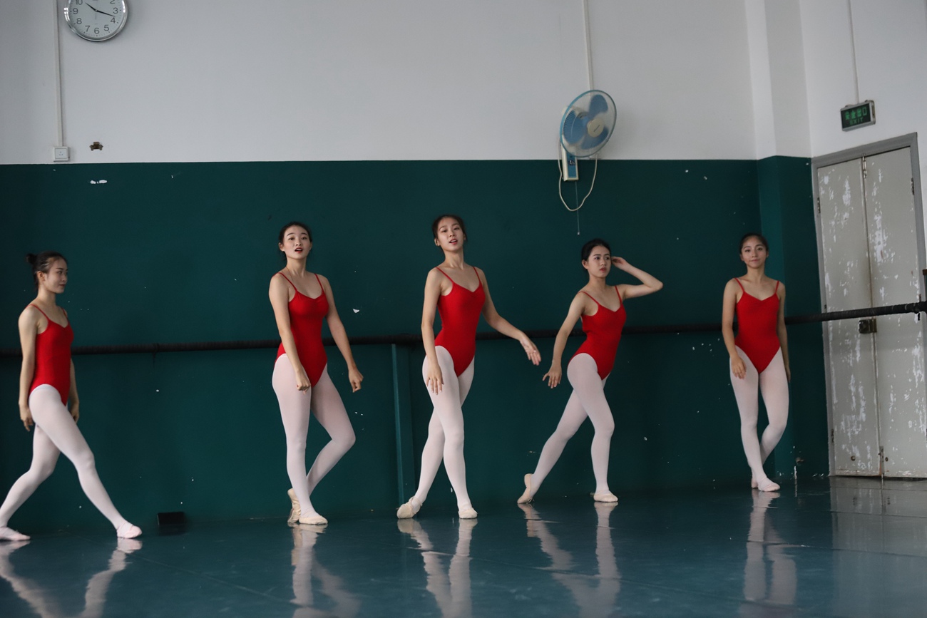 图片[669]-大西瓜爱牙膏-早期作品-W020 舞蹈家-红色 [669P] – 速更版-美库