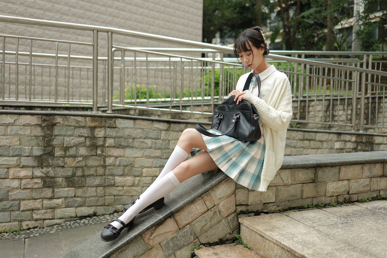 图片[35]-[IESS异思趣向] 耽丝 211013 团团的长腿JK装 [94P] – 速更版-美库