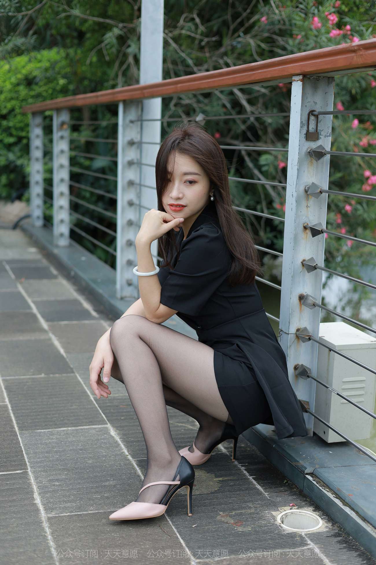 图片[13]-[IESS异思趣向] 耽丝 211105 小婕在桥上吹风 [95P] – 速更版-美库