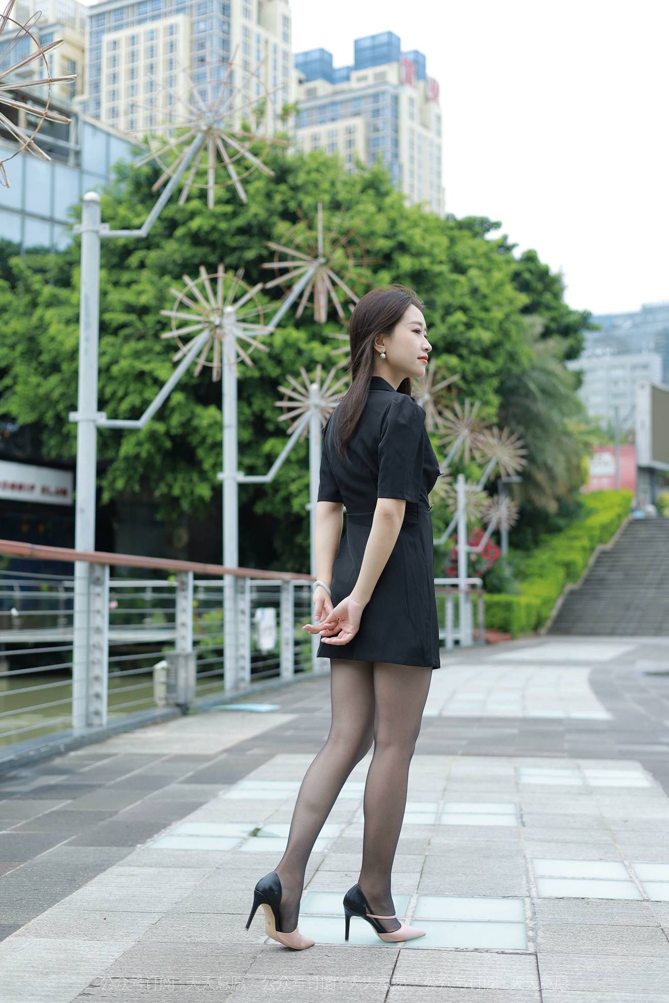 图片[18]-[IESS异思趣向] 耽丝 211105 小婕在桥上吹风 [95P] – 速更版-美库