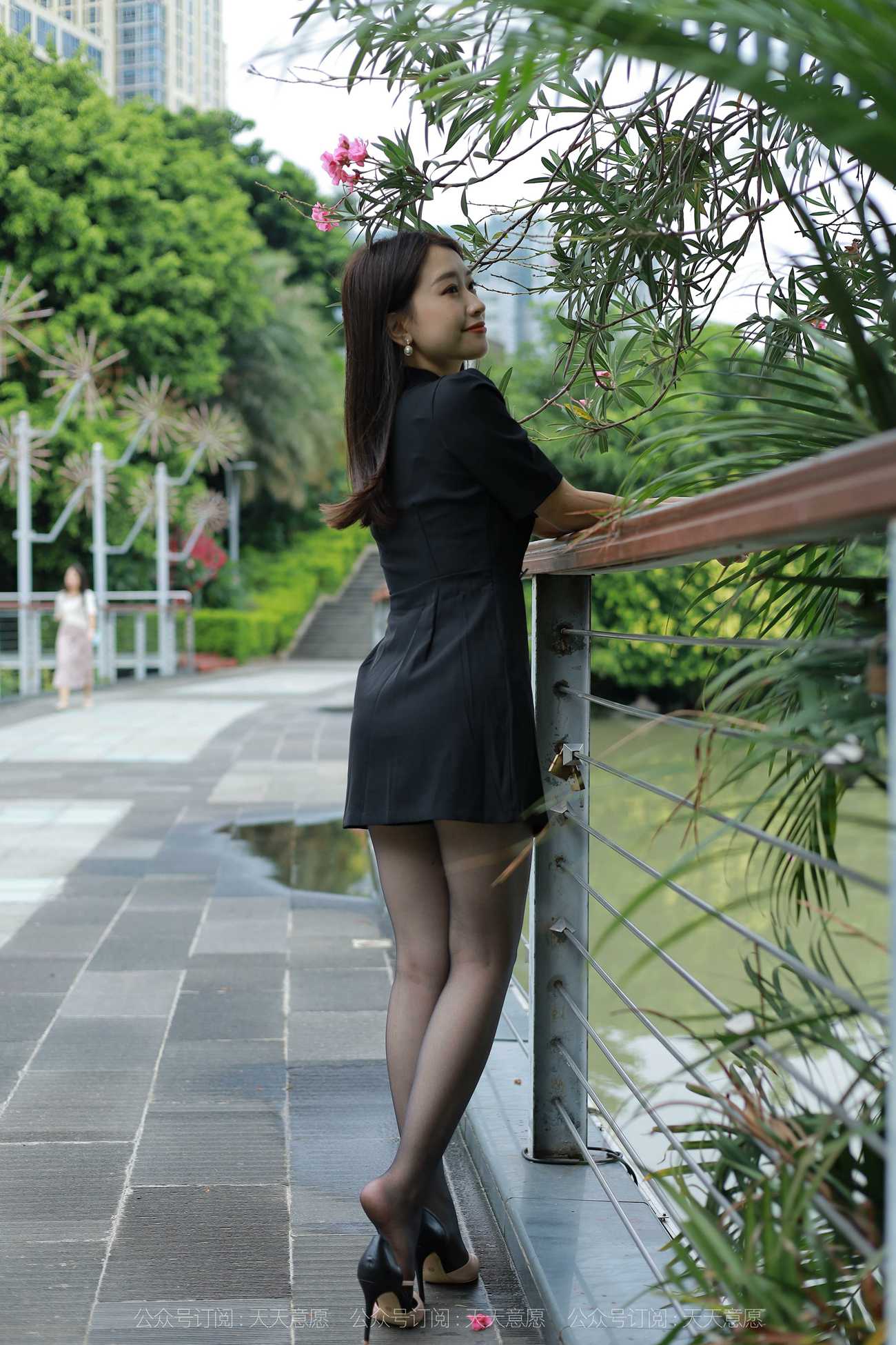 图片[32]-[IESS异思趣向] 耽丝 211105 小婕在桥上吹风 [95P] – 速更版-美库