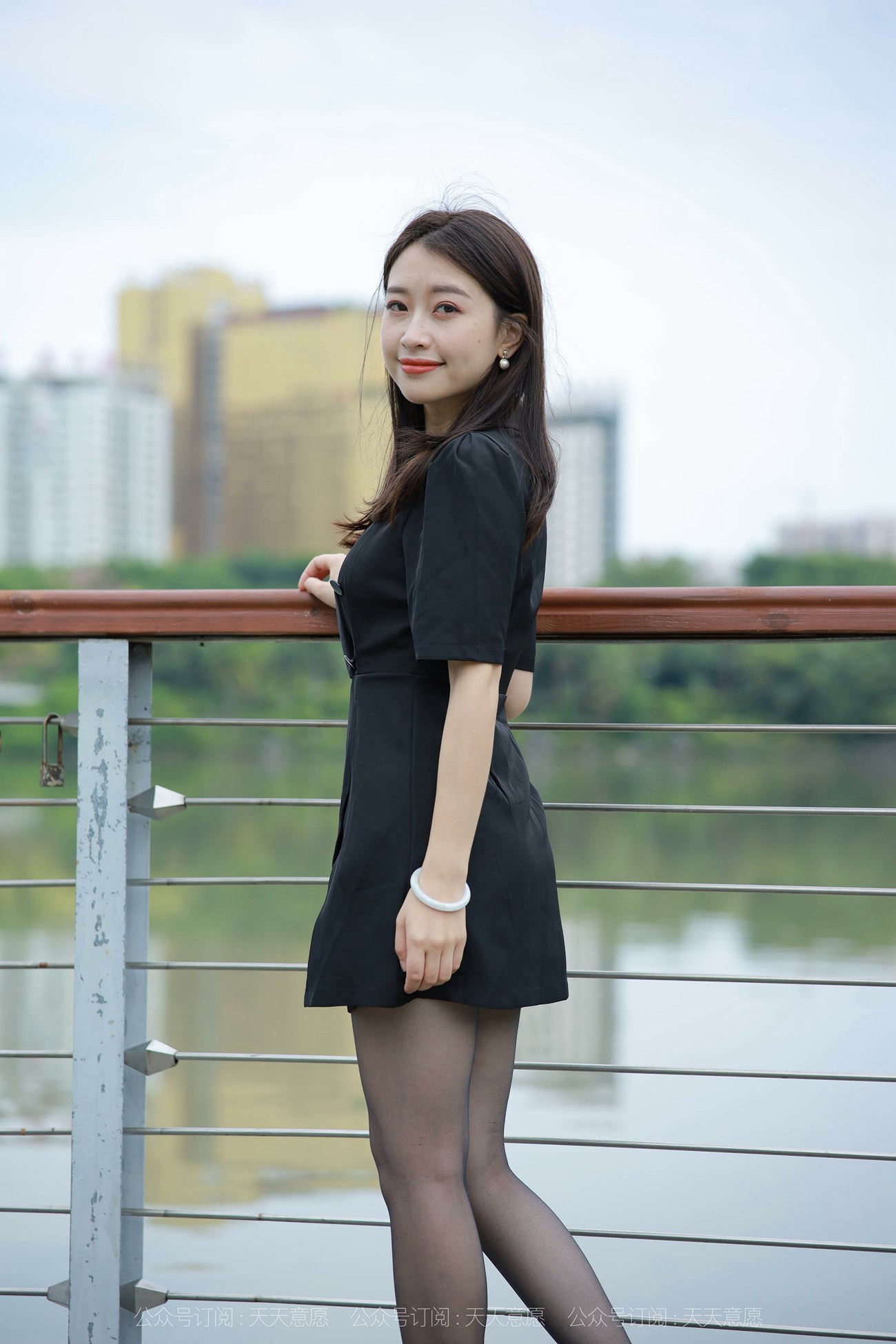 图片[52]-[IESS异思趣向] 耽丝 211105 小婕在桥上吹风 [95P] – 速更版-美库