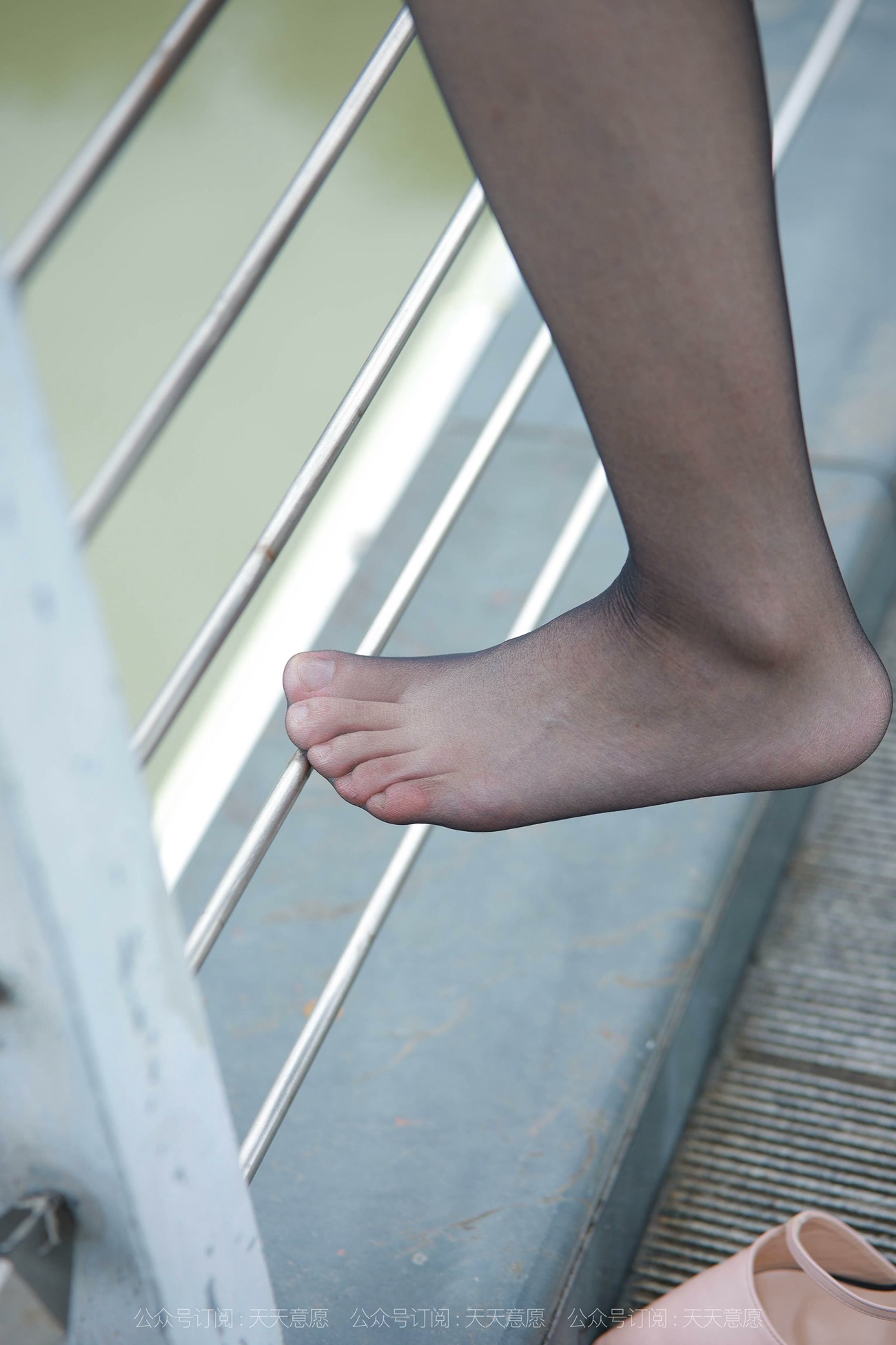 图片[62]-[IESS异思趣向] 耽丝 211105 小婕在桥上吹风 [95P] – 速更版-美库