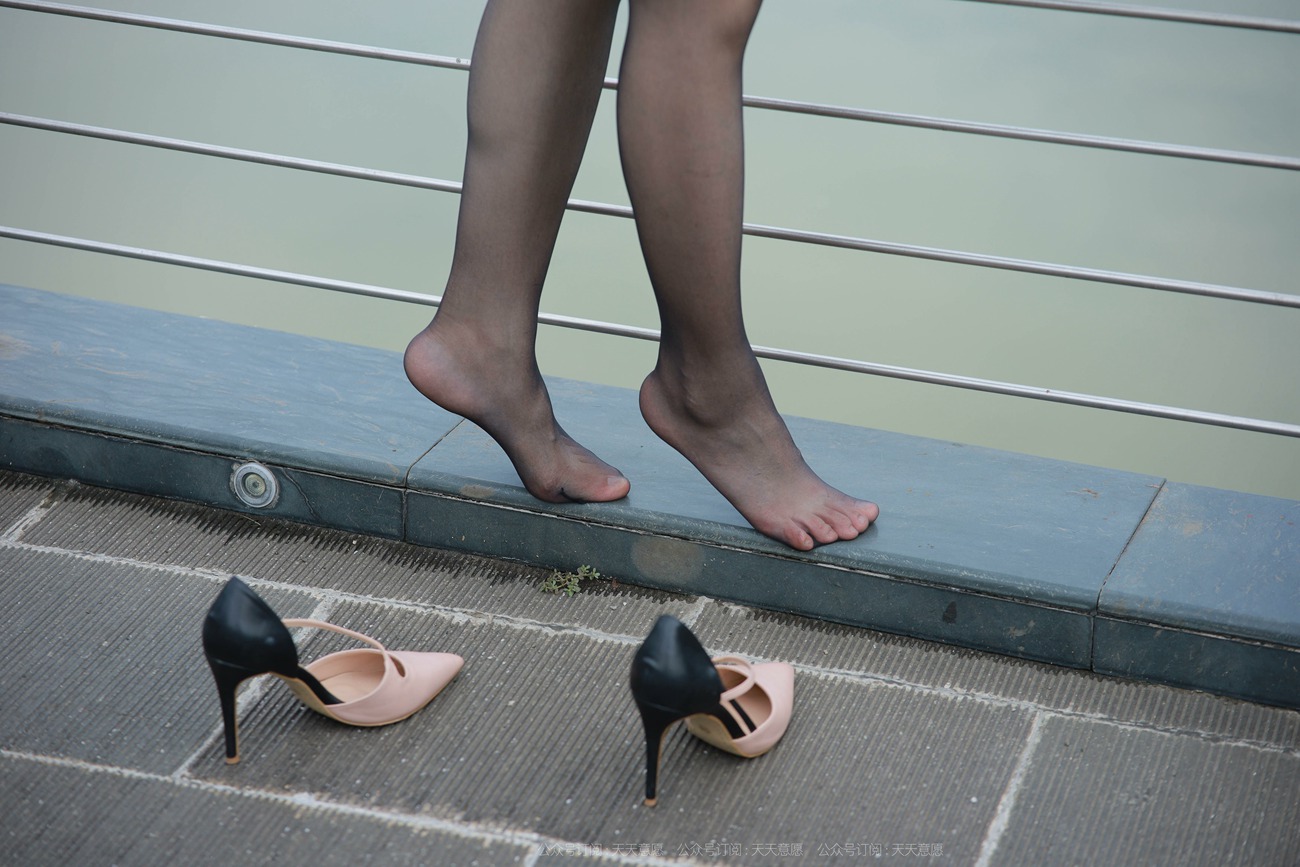 图片[73]-[IESS异思趣向] 耽丝 211105 小婕在桥上吹风 [95P] – 速更版-美库