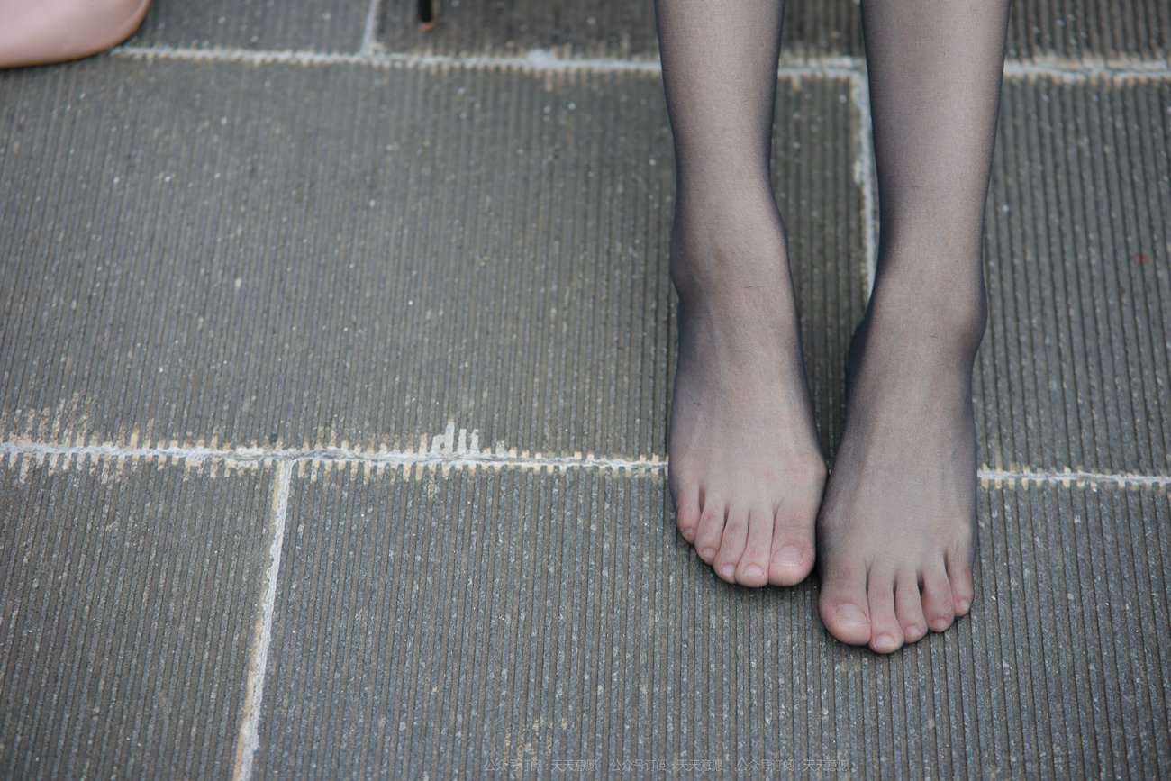 图片[77]-[IESS异思趣向] 耽丝 211105 小婕在桥上吹风 [95P] – 速更版-美库