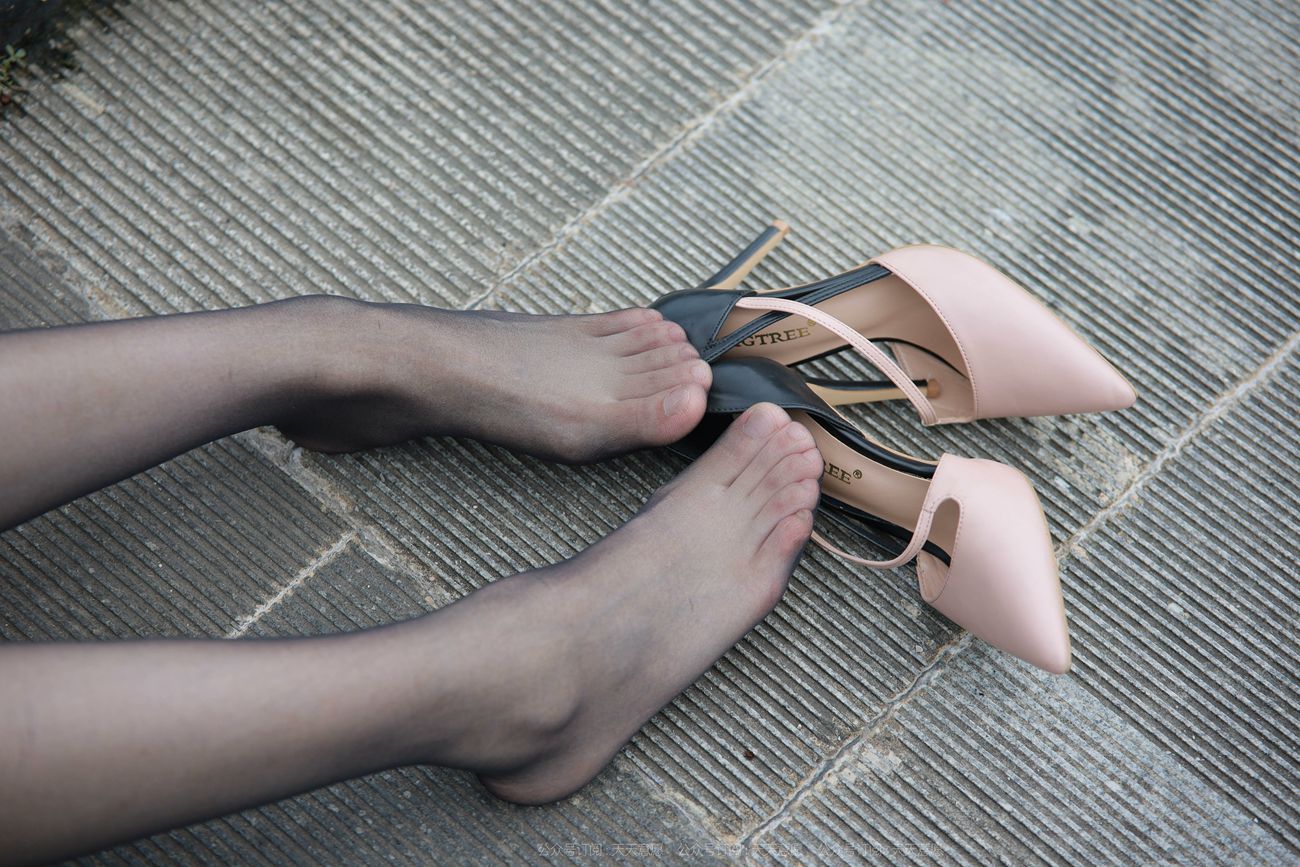 图片[82]-[IESS异思趣向] 耽丝 211105 小婕在桥上吹风 [95P] – 速更版-美库