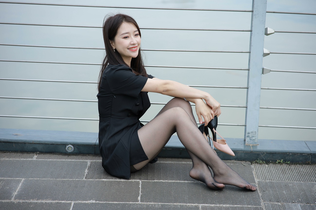 图片[87]-[IESS异思趣向] 耽丝 211105 小婕在桥上吹风 [95P] – 速更版-美库