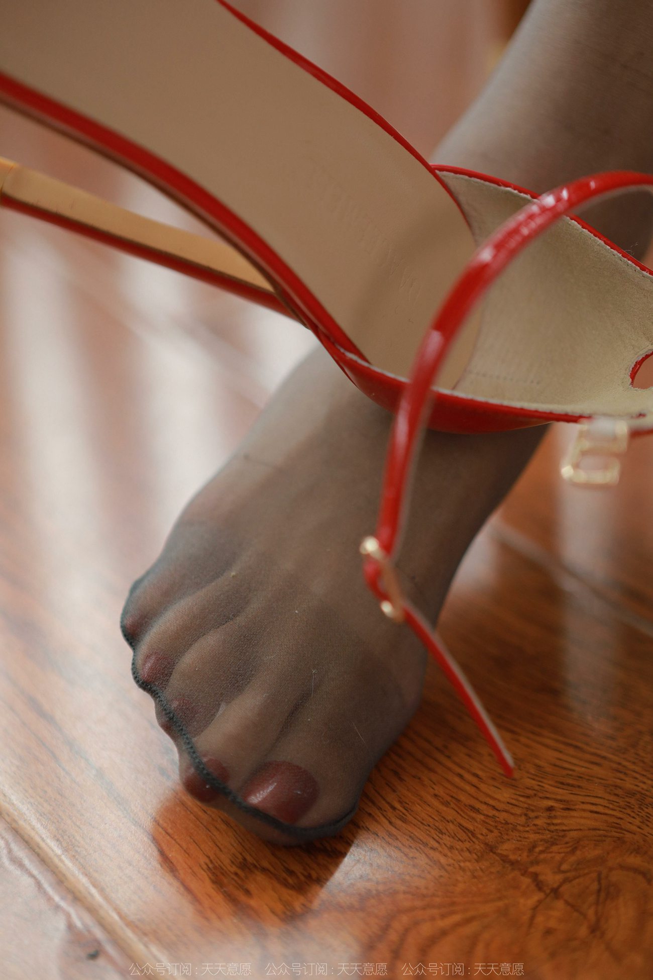 图片[73]-[IESS异思趣向] 耽丝 211118 美子桌下的红色高跟鞋 [106P] – 速更版-美库