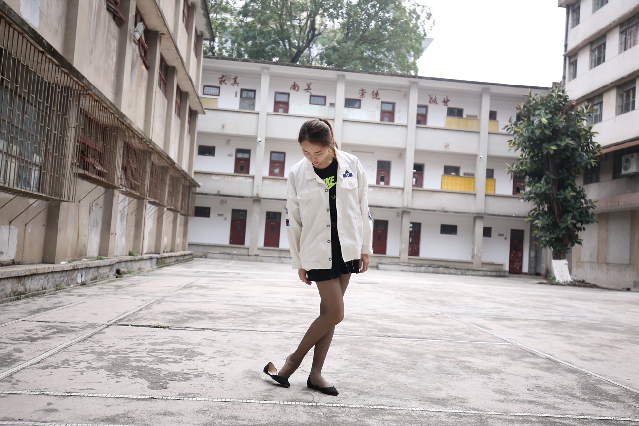 图片[195]-大西瓜爱牙膏-早期作品-Z2-2 衬黑丝袜 (2) [240P] – 速更版-美库