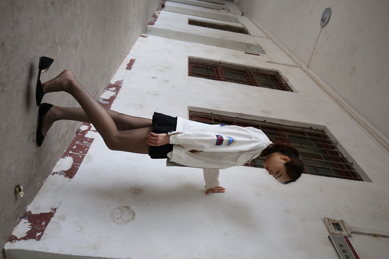 图片[240]-大西瓜爱牙膏-早期作品-Z2-2 衬黑丝袜 (2) [240P] – 速更版-美库