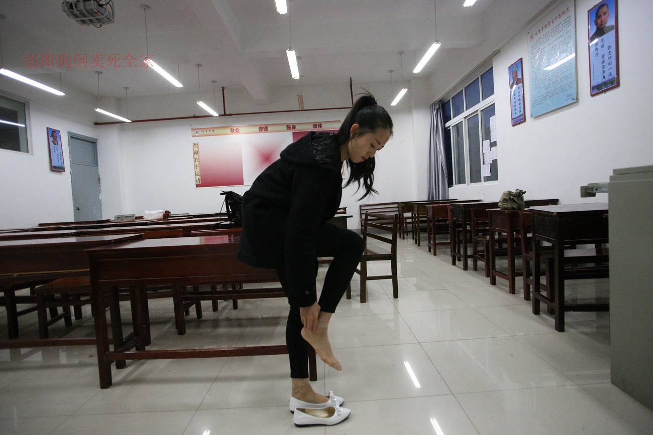 图片[134]-大西瓜爱牙膏-早期作品-Z4-3 短丝+裸足 (1) [187P] – 速更版-美库