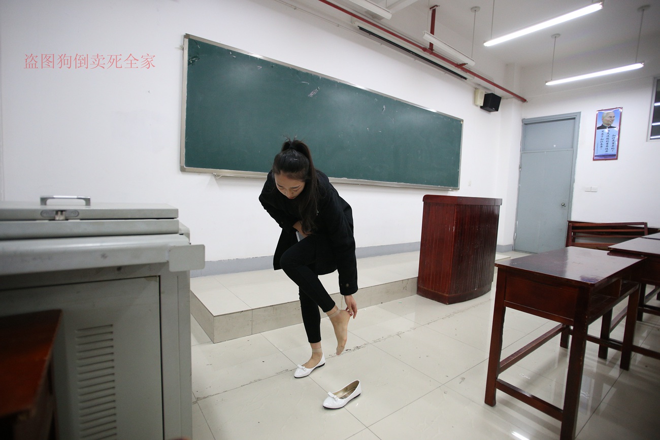 图片[173]-大西瓜爱牙膏-早期作品-Z4-3 短丝+裸足 (1) [187P] – 速更版-美库